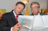 El Ministro de Defensa, Gabriel Silva Luján, y el Gobernador del Cauca, Guillermo Alberto González, observan un mapa de este departamento, en donde se llevan a cabo operaciones por parte de la Fuerza Pública en contra de los grupos armados ilegales.