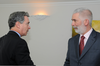 El Presidente Álvaro Uribe Vélez dialoga con el Vicefiscal General de la Nación, Fernando Pareja Reinemer, antes de dar inicio al Consejo de Seguridad que se llevó a cabo este lunes en Popayán, en las instalaciones del Comando de Policía del Cauca.