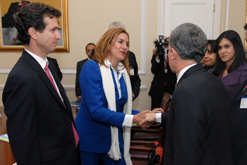 El Presidente Álvaro Uribe Vélez saluda a la Presidenta de la Asociación Colombiana de Generadores de Energía (Acolgen), María Zulema Vélez, y al Director Comercial de dicha entidad, David Alfredo Riaño, con quienes sostuvo una reunión este martes, en la Casa de Nariño. 