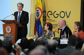 El Presidente Álvaro Uribe Vélez se refirió a la necesidad de implementar una universidad virtual a distancia para aumentar la cobertura de la educación superior en el país. Lo hizo al intervenir este martes, en Bogotá, en la tercera Conferencia Internacional de Gobernanza Electrónica.