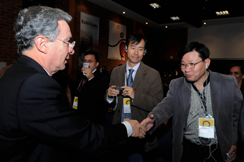 Antes de instalar la tercera Conferencia Internacional de Gobernanza Electrónica, este martes en Bogotá, el Presidente Álvaro Uribe saludó a los expertos internacionales que participaron en el evento académico. El Mandatario destacó el avance del programa Gobierno en Línea.  