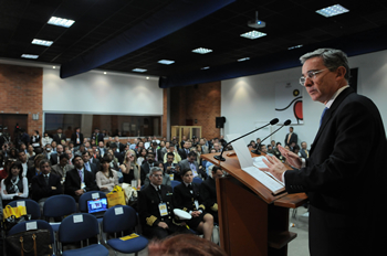 De acuerdo con el Presidente Álvaro Uribe, “un camino que es tener  en todas partes la posibilidad de que los muchachos estudien a distancia, pero a través de estos mecanismos virtuales”. El Mandatario instaló este martes en Bogotá la Conferencia Internacional de Gobernanza Electrónica.