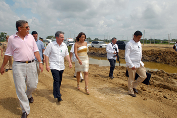 Al llegar a la Ciudadela del Bicentenario, megaproyecto de vivienda social que se construye en Cartagena, el Presidente Álvaro Uribe Vélez inspeccionó las obras de la primera etapa. El Mandatario fue recibido por la Alcaldesa de la ciudad, Judith Pinedo, y el Gobernador (e) de Bolívar, Jorge Mendoza Diago.