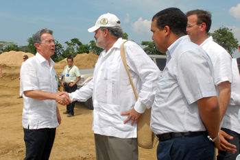 El Presidente Álvaro Uribe saluda al directivo de la Fundación Mario Santodomingo, Pablo Obregón, entidad promotora del macroproyecto de vivienda Ciudad del Bicentenario, que este miércoles hizo entrega de las primeras 145 casas a igual número de cartageneros.