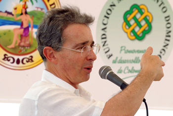 La figura de los macroproyectos, introducida por el Gobierno en 2007, puede revolucionar la construcción de vivienda social en Colombia y va produciendo unos resultados importantes para el país, destacó este miércoles el Presidente Álvaro Uribe Vélez, al entregar las primeras 145 viviendas de la Ciudadela del Bicentenario, de Cartagena.