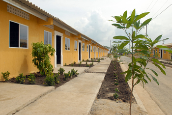 Calle principal del macroproyecto de vivienda Ciudadela del Bicentenario, de Cartagena, que consta de 145 viviendas en su primera etapa, entregada este miércoles a la comunidad por el Presidente Álvaro Uribe Vélez.