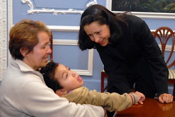 Al término de la entrega simbólica de elementos ortopédicos, efectuada este jueves en la Casa de Nariño, la señora Lina Moreno de Uribe saludó a niños con discapacidad que asistieron acompañados por sus padres.