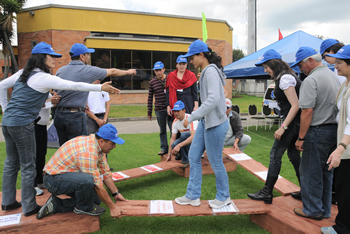 Momento en funcionarios de la Presidencia de la República participan en la 'Travesía 2009', una actividad de integración para contribuir a la difusión, mejoramiento y mantenimiento del Sistema Integrado de Gestión de la entidad. El evento se cumplió los días 11, 12 y 13 de noviembre en el Club Cafam, al norte de Bogotá.