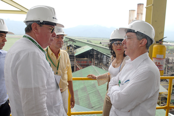 El Presidente del sector agroindustrial de la Organización Ardila Lülle, Juan José Lülle Suárez, expone al Presidente Álvaro Uribe Vélez los logros en producción del Ingenio Providencia, localizado en el municipio de El Cerrito, Valle del Cauca.