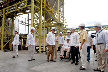 El Presidente Álvaro Uribe Vélez, el empresario Carlos Ardila Lülle, y los presidentes de las empresas que conforman la Organización Ardila Lülle, a su llegada al Ingenio Providencia, donde este viernes fue inaugurada una nueva planta de cogeneración de energía.