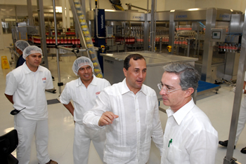 El Presidente Uribe realizó un recorrido por la nueva y moderna planta de producción de bebidas de Postobón, inaugurada este viernes en la vía Cali- Yumbo (Valle del Cauca). En la imagen, el Presidente de la empresa, Héctor Fernando García, le explica al Mandatario el funcionamiento de la moderna fábrica.  