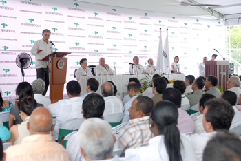 La planta de cogeneración de energía del Ingenio Providencia, inaugurada este viernes en El Cerrito, Valle del Cauca, es una contribución a la lucha contra el calentamiento global, manifestó este viernes el Presidente Álvaro Uribe Vélez. Le acompañan en la mesa principal el industrial Carlos Ardila Lülle, su esposa Eugenia Gaviria, su hijo Carlos Julio, y Juan José Lülle, directivo de la organización.