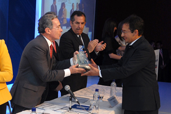 El Gerente de la compañía Praxis Diseño Industrial, Octavio Carrillo Díaz, recibe de manos del Presidente Álvaro Uribe Vélez el premio al primer puesto en la categoría de Microempresa, durante la ceremonia de entrega del Premio a la Excelencia de la Micro y Pequeña Empresa, que tuvo lugar este viernes en el Hotel Tequendama de Bogotá.