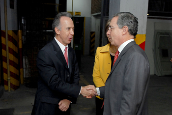 El Presidente Álvaro Uribe Vélez saluda al Presidente de la Asociación Nacional de Instituciones Financieras (Anif), Sergio Clavijo, minutos antes de iniciarse el evento de entrega del Premio a la Excelencia de la Micro y Pequeña Empresa, que se realizó este viernes en el Hotel Tequendama de Bogotá.