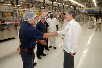 Durante el recorrido que hizo por las instalaciones de la nueva planta de la empresa de producción de bebidas Postobón, inaugurada este viernes en la  vía Cali-Yumbo, el Presidente Uribe saludó a algunos de los trabajadores. De acuerdo con la firma, la fábrica genera más de dos mil empleos, entre directos e indirectos.