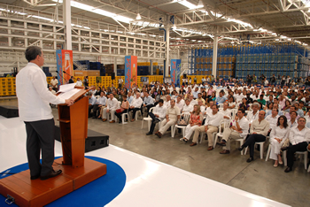 El Presidente Álvaro Uribe Vélez asistió este viernes a la inauguración de la nueva planta de la empresa de producción de bebidas Postobón, en la vía Cali- Yumbo, en el Valle del Cauca. En la fábrica, la Organización Ardila Lülle invirtió más de 220 mil millones de pesos.