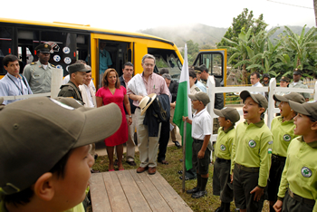 A la entrada del Polideportivo del municipio de San Juan de Rioseco (Cundinamarca), los niños Cuidapalos de la Policía Nacional formaron este sábado una calle de honor para recibir al Presidente Álvaro Uribe Vélez, quien llegó a esta localidad para liderar el Consejo Comunal de Gobierno número 256.