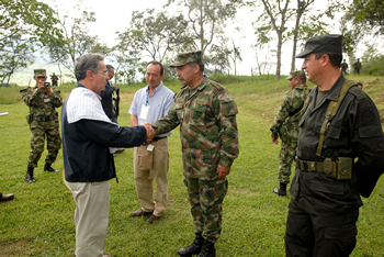 El Presidente Álvaro Uribe Vélez saluda al Comandante de la Decimatercera División del Ejército, general Ricardo Díaz, y al Comandante de la Policía de Cundinamarca, coronel Fabio Castañeda, quienes lo recibieron a su llegada, este sábado, al municipio de San Juan de Rioseco (Cundinamarca), donde encabezó el Consejo Comunal número 256.