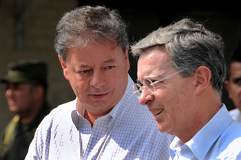 El Presidente Álvaro Uribe Vélez dialoga con el Ministro de Defensa, Gabriel Silva Luján, momentos antes de dar inicio al Consejo de Seguridad que se realizó este domingo, 15 de noviembre, en Barrancabermeja (Santander).