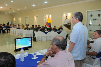 El Presidente Álvaro Uribe Vélez presidió hoy en Barrancabermeja un Consejo de Seguridad, para evaluar la situación de orden público en la región. A su lado, el Gobernador de Santander, Horacio Serpa, y el Ministro de Defensa, Gabriel Silva Luján.