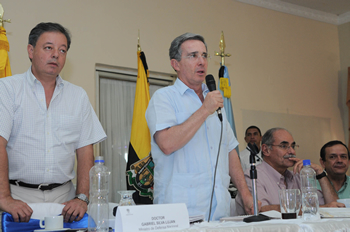 Al concluir este domingo un Consejo de Seguridad en Barrancabermeja, el Presidente Álvaro Uribe Vélez anunció una recompensa de 20 millones para quien dé información que permita la captura de alias ‘Trincho’ y ‘El Padre’, cabecillas de bandas criminales que operan en Barrancabermeja.