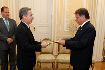 Ante el Presidente de la República, Álvaro Uribe Vélez, presentó este martes sus cartas credenciales el nuevo Embajador de Paraguay en Colombia, Walter Daniel Biedermann Montaner, en una ceremonia efectuada en el Salón Amarillo de la Casa de Nariño. 