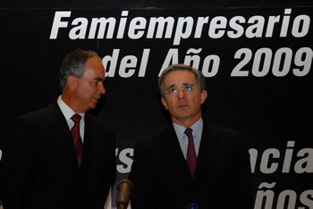 El Presidente Álvaro Uribe Vélez escucha al Director Ejecutivo de Interactuar, Rafael Enrique Arango, corporación que apoya a los pequeños empresarios de Antioquia y que entregó, este martes en Medellín, el premio ‘Famiepresario 2009’, que destaca las mejores iniciativas empresariales.