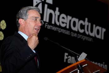 El Presidente Álvaro Uribe Vélez consideró que la entrega de los premios ‘Famiempresario 2009’, que realiza año tras año la corporación Interactuar, “es un acto público del alma”, que se convierte en el estímulo a esos esfuerzos que hacen las pequeñas empresas de Antioquia. 