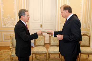 Ante el Presidente Álvaro Uribe Vélez presentó este martes sus cartas credenciales Eamon Hickey, Embajador residente de Irlanda en México, como Embajador concurrente de esa nación europea en Colombia. 