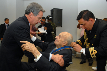 El Presidente Álvaro Uribe Vélez impuso la Orden de Boyacá al empresario Jorge Molina Moreno, por su aporte al desarrollo del país y su visión empresarial. El acto se cumplió este martes 17 de noviembre en las instalaciones de Plaza Mayor en Medellín.