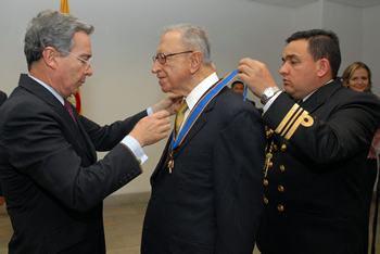 El empresario Darío Múnera Arango recibió de manos del Presidente Álvaro Uribe Vélez la Orden de Boyacá, distinción impuesta por el Gobierno Nacional por su aporte a la competitividad del país.