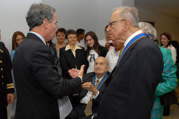 El Presidente Álvaro Uribe Vélez dialoga con los empresarios Jorge Molina Moreno y Darío Múnera Arango, quienes recibieron este martes,  en Medellín, la Orden de Boyacá, por su aporte a la industria colombiana. Los condecorados estuvieron acompañados por sus familiares y amigos.