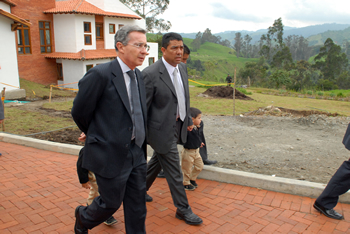 El Presidente Álvaro Uribe recorrió este jueves las instalaciones del Hotel y Centro de Convenciones Termales El Otoño, de Manizales, donde se realizó la Asamblea de Gobernadores número 254. Lo acompaña el propietario del lugar, Carlos Arturo Gallego.