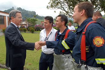 A su llegada este jueves al Aeropuerto La Nubia, de Manizales, el Presidente Álvaro Uribe Vélez saludó a los miembros del Cuerpo de Bomberos de la ciudad. El Mandatario arribó a la capital caldense para liderar la Asamblea número 54 de Gobernadores.