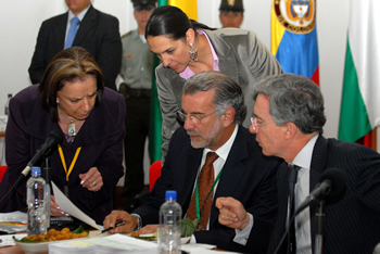 El Presidente Álvaro Uribe Vélez revisa unos puntos de la temática que abordaron este jueves los gobernadores del país, durante su Asamblea número 54 en Manizales. Lo acompañan el Gobernador del Atlántico, Eduardo Verano de la Rosa, y la Ministra Consejera de la Presidencia de la República, Claudia Jiménez. 