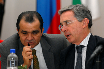 El Presidente Álvaro Uribe Vélez dialoga con el Ministro de Hacienda, Óscar Iván Zuluaga, durante la Asamblea de Gobernadores número 54, que se llevó a cabo este jueves en el Hotel y Centro de Convenciones Termales El Otoño, en Manizales.