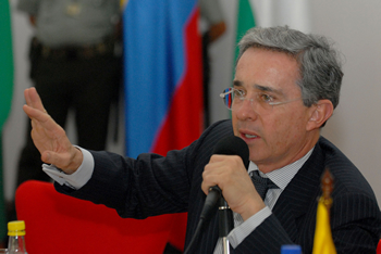 El Presidente Álvaro Uribe Vélez anunció recursos por 160 mil millones de pesos para ayudar a los productores del sector agropecuario que enfrentan dificultades por la actual coyuntura de precios y las restricciones a las exportaciones colombianas a Venezuela. Así lo anunció este jueves el Jefe de Estado durante la Asamblea de Gobernadores realizada en Manizales.