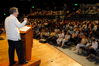 El Presidente Álvaro Uribe Vélez invitó a los líderes de San Andrés que asistieron a la Clausura del Diplomado Liderazgo para la Transformación en Colombia, realizado en el Centro de Convenciones de Cartagena, a construir una gran potencia en informática en este archipiélago. 