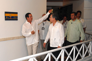 Acompañado por el ex canciller Fernando Araújo Perdomo, el Presidente Álvaro Uribe Vélez recorrió este viernes las instalaciones del Hotel Las Américas, en Cartagena, minutos antes de asistir a la celebración de los 15 años de este complejo turístico.