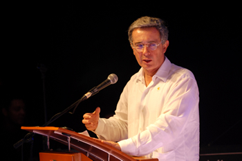 Colombia debe mantener el camino de la confianza inversionista, señaló este viernes el Presidente Álvaro Uribe Vélez, durante la celebración de los 15 años del Hotel Las Américas y la presentación del proyecto de construcción de Las Américas Torre del Mar.