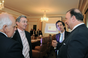 Durante el Consejo de Política Exterior que lideró este jueves en la Casa de Nariño, el Presidente de la República, Álvaro Uribe, conversó con el Presidente de la Asociación Nacional de Empresarios de Colombia (Andi), Luis Carlos Villegas. Observan el Ministro de Relaciones Exteriores, Jaime Bermúdez Merizalde y el Director del Consejo de Cooperación Económica del Pacífico, Fidel Duque. 