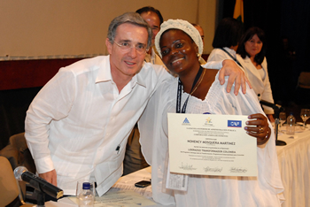 Nohency Mosquera posa para la foto con el Presidente Álvaro Uribe, luego de recibir su diploma del programa de Liderazgo para la Transformación, de manos del Jefe de Estado, durante la ceremonia de clausura de este proyecto que se llevó a cabo este viernes en Cartagena. Nohency viajó por tierra desde el departamento del Chocó para participar en el evento. 