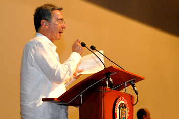 “Hay que estimular la hermandad con Venezuela”, dijo este viernes el Presidente Álvaro Uribe Vélez a los colombianos, durante la Clausura del Diplomado Liderazgo para la Transformación en Colombia, que se realizó en el Centro de Convenciones de Cartagena.