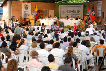 Durante el Consejo Comunal en Cúcuta, el Presidente Álvaro Uribe reiteró: “Nosotros no podemos emitir siquiera gestos de guerra. Nosotros no tenemos sino un camino: el camino de la apelación al diálogo, el camino de acudir a los organismos internacionales encargados de aplicar el Derecho Internacional Público”.