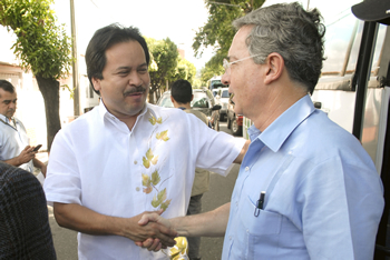 El Gobernador de Norte de Santander, William Villamizar, da la bienvenida al Presidente Uribe, a su llegada al colegio El Carmen Teresiano, de la ciudad de Cúcuta, donde se desarrolló el Consejo Comunal de Gobierno 257.