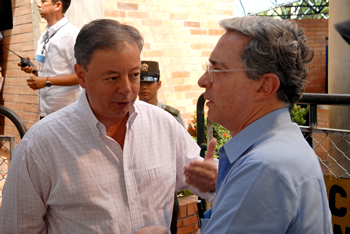 El Presidente Álvaro Uribe escucha al Ministro de Defensa, Gabriel Silva, minutos antes de dar inicio al Consejo Comunal de Gobierno 257, realizado en Cúcuta.