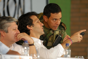 El Canciller Jaime Bermúdez dialoga con el comandante de la II División del Ejército, general Ricardo Vargas, durante el Consejo Comunal de Gobierno que se realizó este sábado en Cúcuta. El Defensor del Pueblo, Volmar Pérez, también asistió al evento.