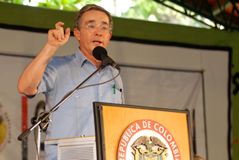 De acuerdo con el Presidente Álvaro Uribe, lo que hoy se requiere “es poder hacer prosperidad con las herramientas fecundas del trabajo, nunca destruir a nuestros pueblos con los fusiles de la guerra”. El Mandatario habló del tema en el Consejo Comunal celebrado en Cúcuta.
