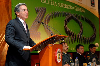 En la clausura de Curso de Altos Estudios Militares (Caem), el Presidente Álvaro Uribe Vélez entregó diplomas y medallas a los estudiantes de las distintas fuerzas del país. En el evento, que se realizó este lunes en el Hotel Tequendama, de Bogotá, los Altos Mandos Militares también otorgaron el diploma a la coronel de Francia, Francoise Ribier.