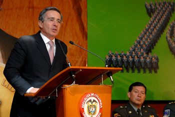 “El Presidente Álvaro Uribe Vélez rindió este lunes un homenaje a los policías y soldados de Colombia por sus sacrificios por la paz y la seguridad, y les entregó la distinción Gold Mercury International que había recibido minutos antes. El Mandatario hizo el gesto durante la clausura del Curso de Altos Estudios Militares (Caem), que se llevó a cabo en el Hotel Tequendama, de Bogotá.